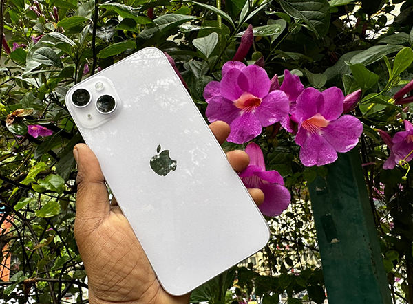 Ở ngoài trời, màu iPhone 14 Starlight sẽ trở nên bóng loáng và bắt mắt hơn